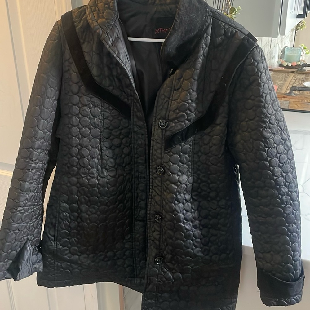 Black quilted lightweight women’s Betsey Johnson jacket.